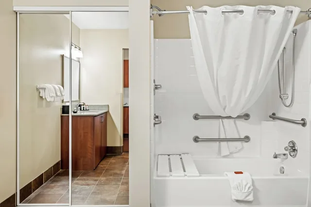 جناح بسريرين كوين بمطبخ لذوي الإعاقة، Ledgestone Hotel Billings 8/8