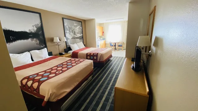 Efficiency, Standard, 2 Queen Beds، Super 8 By Wyndham Medicine Hat Ab 3/5