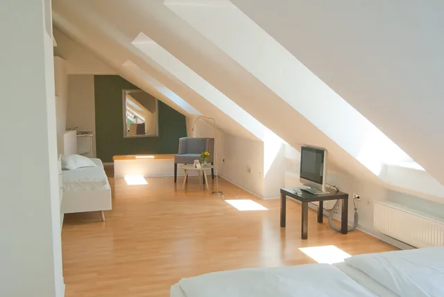 Atelier, 1 Queen and 1 Single Bed، Hotel Deutscher Kaiser 3/9