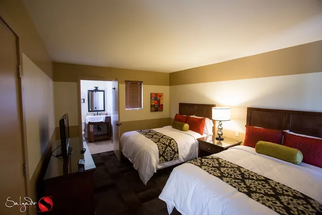 Standard, 2 Double Beds, Golf Course View، Carlton Oaks Lodge, Ascend Hotel Collection 1/5