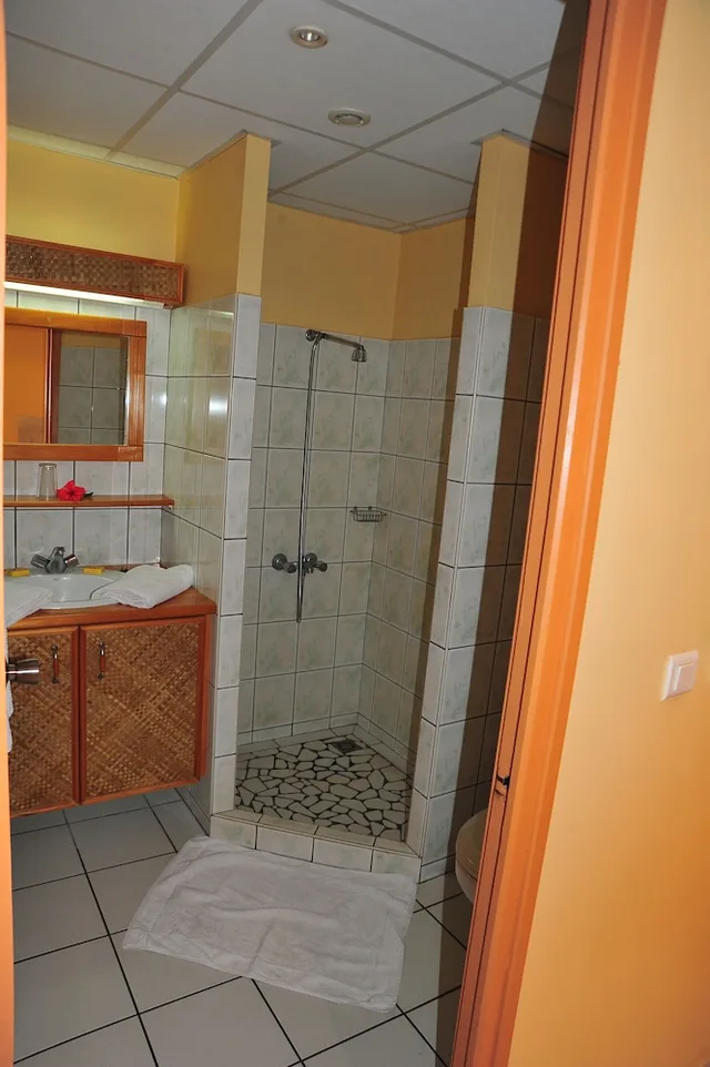 غرفة قياسية ثلاثية بسرير كوين وسرير فردي، Hotel Hibiscus 9/9