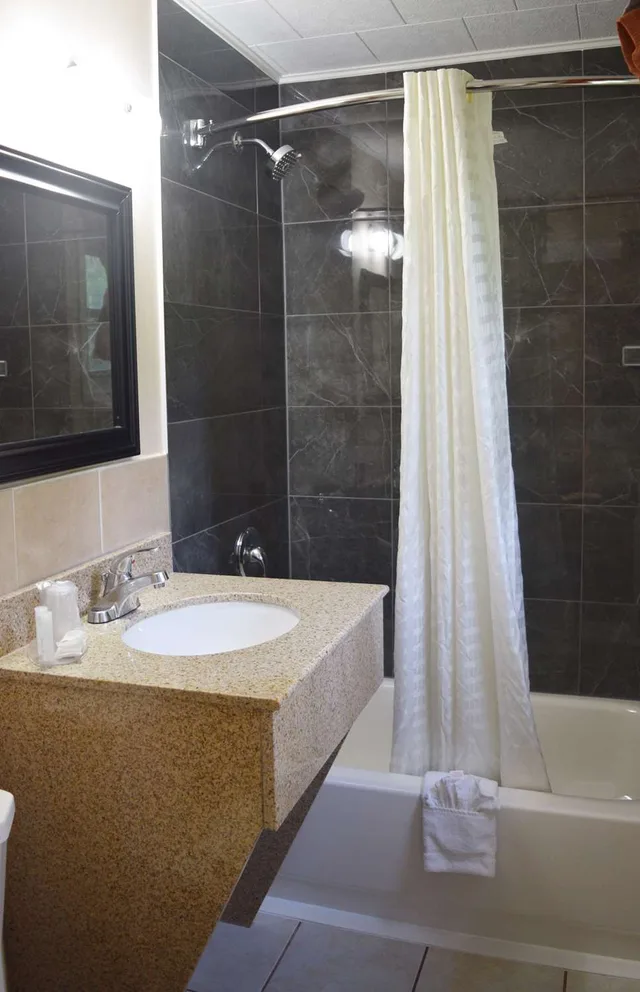 Standard, Queen Bed, Knights Inn Arnprior 4/4