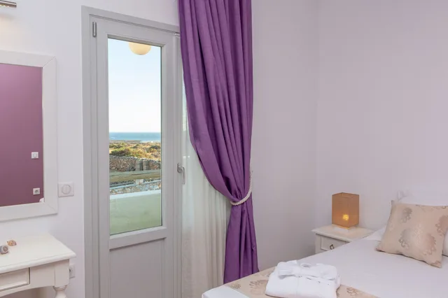 فيلا بسرير كوين وسريرين منفصلين بإطلالة على البحر بغرفتي نوم مع أريكة بمسبح خاص، Sun and Moon Villas and Suites 3/6