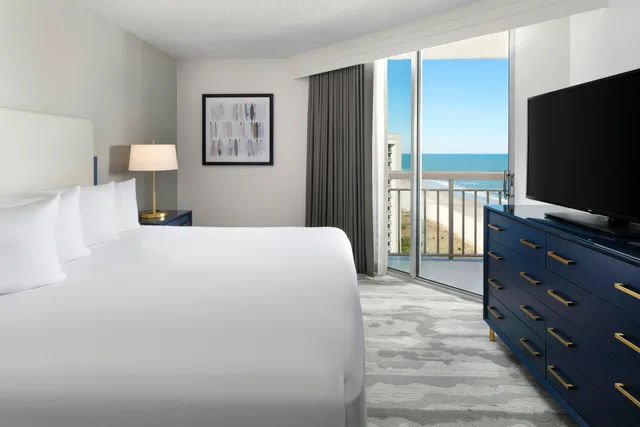 غرفة بسرير كينج بإطلالة على البحر لذوي الإعاقة، Embassy Suites By Hilton Myrtle Beach Oceanfront Resort 2/3