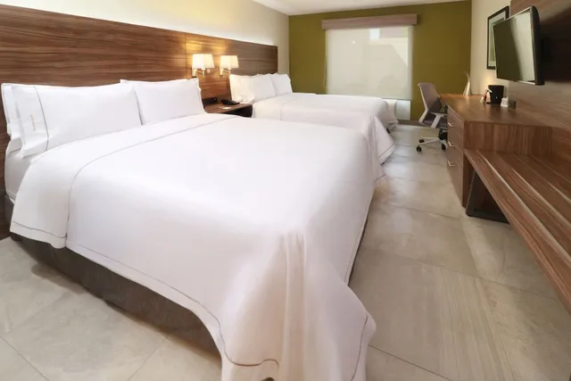 Standard, 2 Queen Beds, Central Building، Holiday Inn Express Guadalajara Aeropuerto an IHG Hotel 6/9