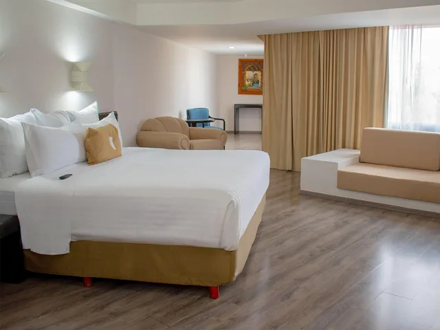 جناح جونيور بسرير كينج مع أريكة، Grand Cantalagua Hotel Morelia, BW Signature Collection 6/10