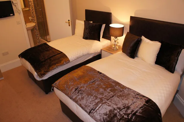 Room, 2 Queen Beds, Sapphire Hotel 2/2