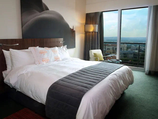 غرفة ديلوكس بسرير كينج، Southern Sun Rosebank 8/10
