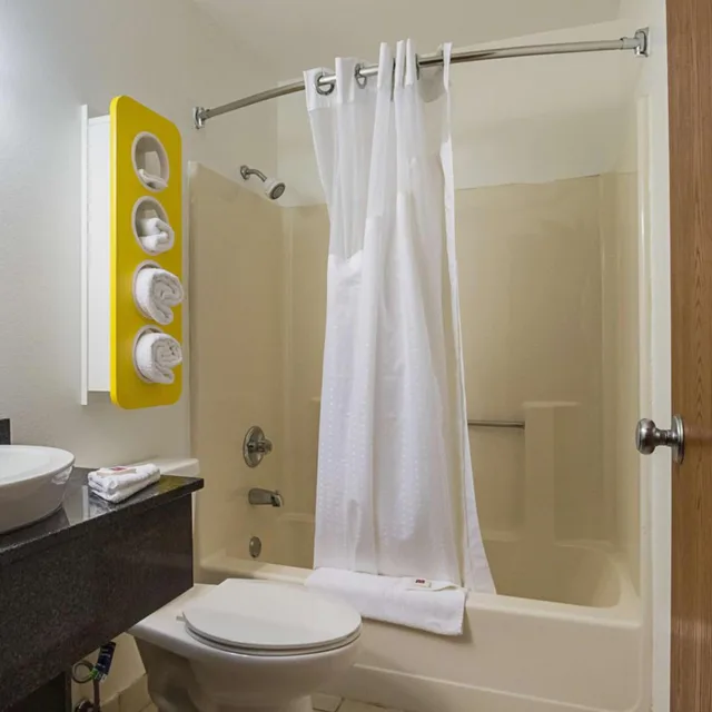 غرفة بسرير كينج لذوي الإعاقة، Motel6 Marshalltown, IA 6/6
