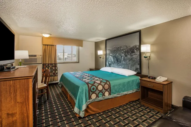 Room, King Bed, Super 8 by Wyndham Pueblo 3/4