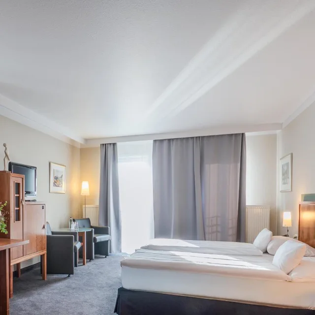 غرفة كومفورت بسرير مزدوج بإطلالة على البحيرة، Seehotel Niedernberg - Das Dorf am See 2/5