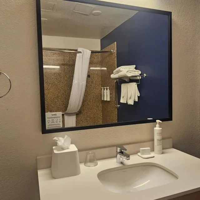 غرفة بسرير كوين بحوض استحمام لذوي الإعاقة، Spark by Hilton Tempe Phoenix Airport 7/10