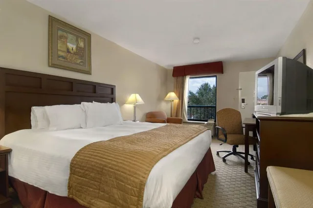 Room, King Bed, Baymont by Wyndham Mobile I-65 2/4