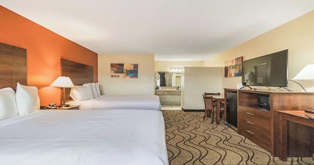 Standard, 2 Queen Beds, Kitchen, Best Western Roseville Inn 2/4
