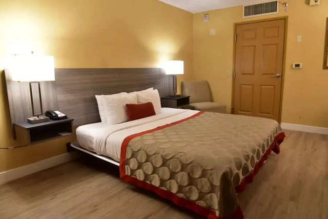 غرفة بسرير كينج لذوي الإعاقة، Ramada by Wyndham San Diego National City 1/6