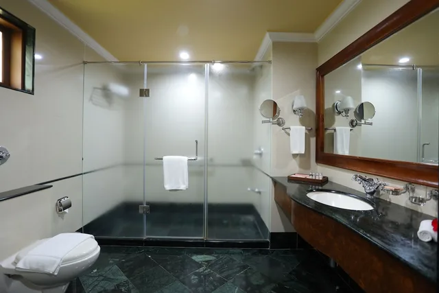 غرفة بريميوم بسرير كينج بإطلالة على الحديقة بشرفة بغرفة نوم واحدة، Regency Lagoon Resort 2/2
