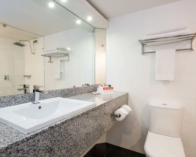 Executive Queen, Hotel Grand Chancellor Adelaide 5/6