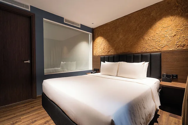 جناح بسرير كينج بإطلالة على المدينة بحوض استحمام، Nicecy Hotel Suites Spa 6/10