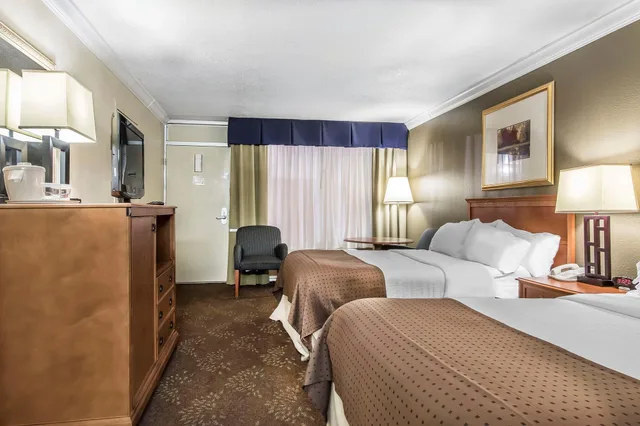 غرفة قياسية بسريرين مزدوجين للمدخنين، Clarion Inn Morgan City 2/3