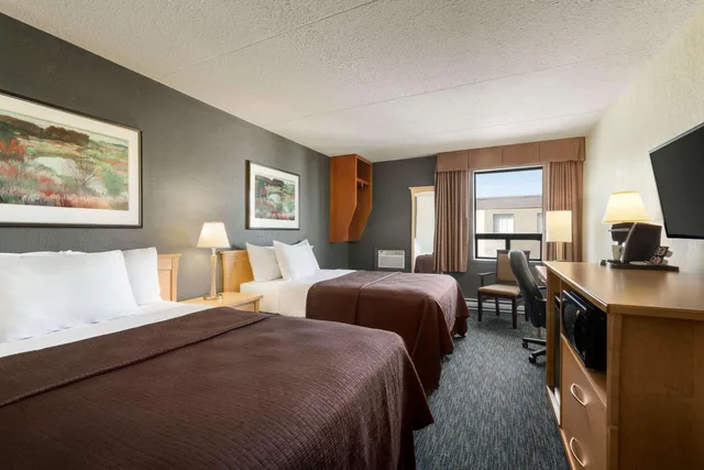 Room, 2 Queen Beds, Main Floor، Travelodge by Wyndham Edmonton West 1/1