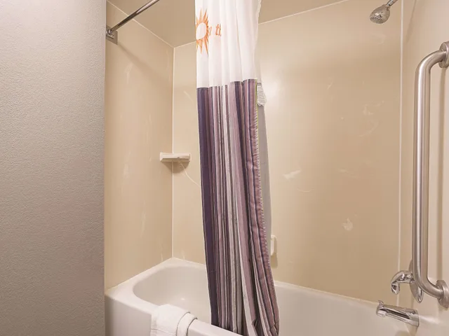 غرفة ديلوكس بسرير كينج لذوي الإعاقة، La Quinta Inn Fresno Yosemite 8/10