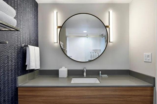 غرفة بسرير كينج، Wingate By Wyndham Lagrange 4/6