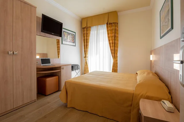 غرفة بسرير مزدوج أو سريرين منفصلين بإطلالة على البحر، Hotel Corinna 3/8