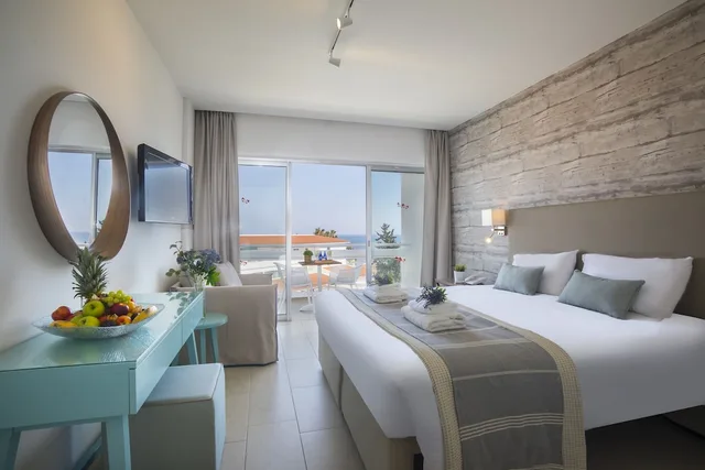 غرفة بسريرين منفصلين بإطلالة جزئية على البحر، Leonardo Plaza Cypria Maris Beach Hotel And Spa - Adults Only 2/3