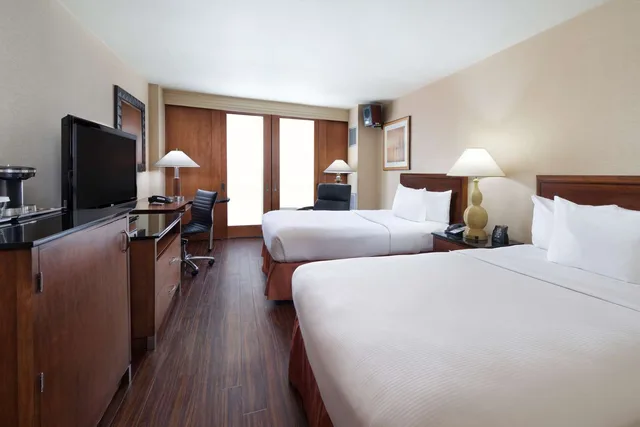 غرفة بزنس بسريرين مزدوجين في طابق مرتفع، Hilton Chicago OHare Airport 2/4
