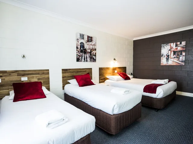 غرفة عائلية بسرير كوين وسريرين منفصلين، Plainsman Motel 5/8