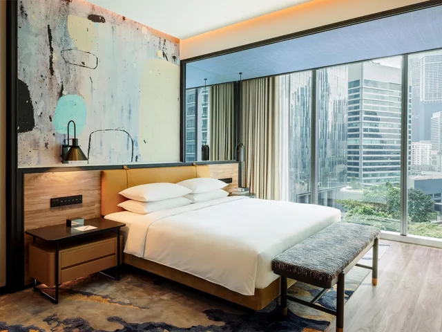 غرفة بريميوم ركنية بسرير كينج، Hyatt Centric City Centre Kuala Lumpur 1/6