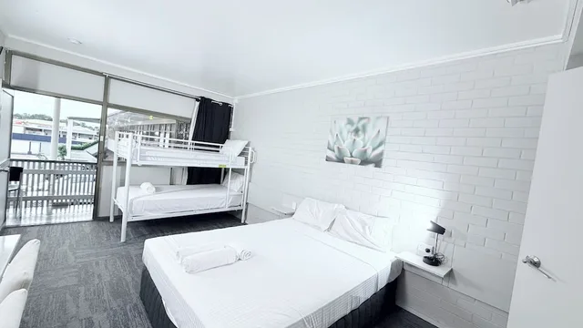 غرفة عائلية بسرير كوين وسريرين منفصلين، TROPICAL GATEWAY MOTOR INN 5/10