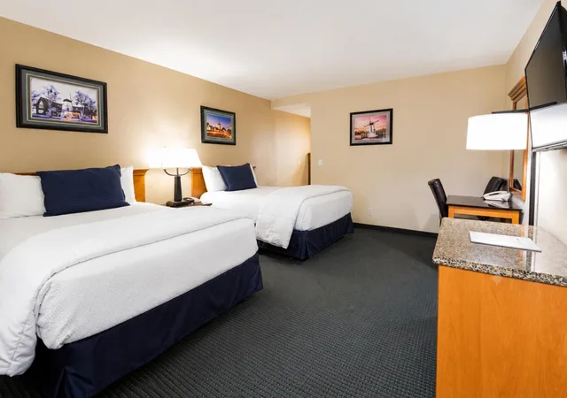 Standard, 2 Queen Beds, King Frederik Inn 4/7