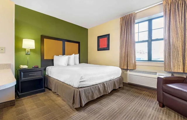 غرفة بسرير كينج بمطبخ لذوي الإعاقة، Studio 6 Corporate Extended Stay Rochester Henrietta NY 2/10