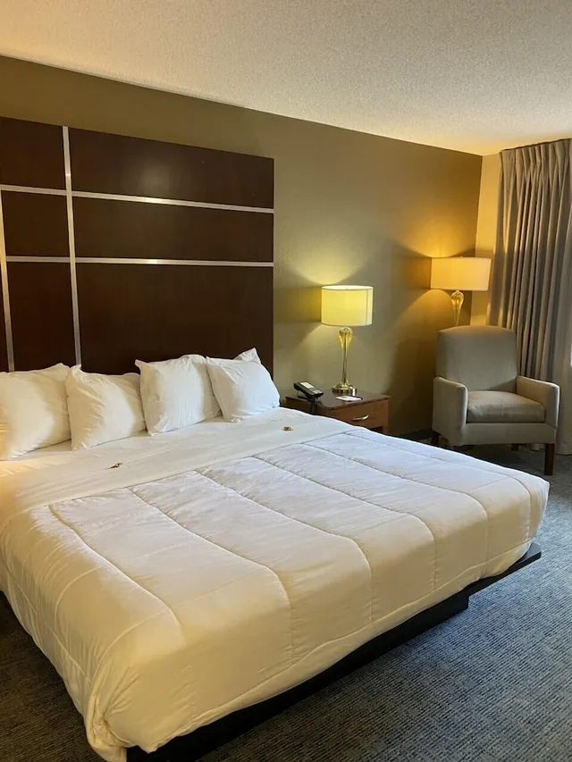 غرفة بريميير بسرير كينج، Cherokee Grand Hotel 1/3