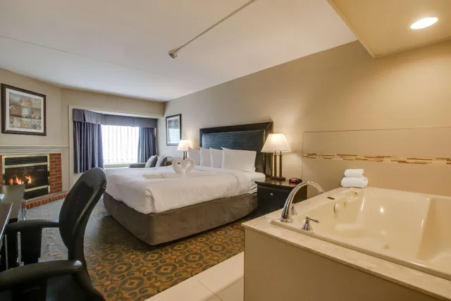 Room, King Bed, Jetted Tub, East Wing، Best Western Brantford Hotel Conference Centre 4/4