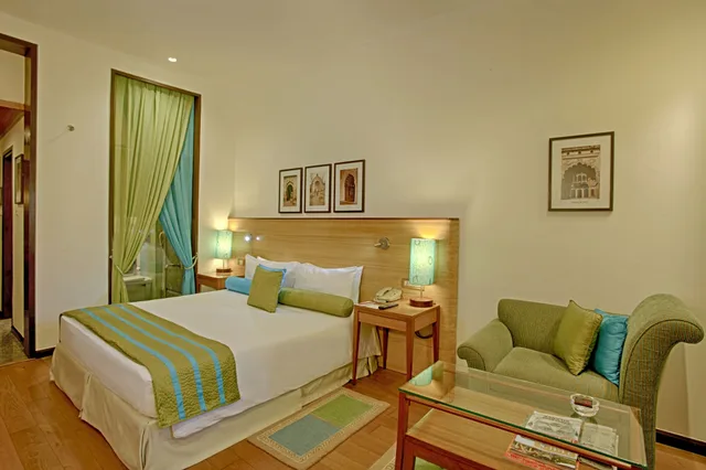 غرفة سوبيريور بسرير كينج بإطلالة على المسبح، Taj Mahal Lucknow 1/6
