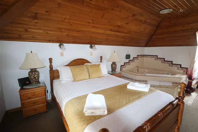 Spa, Suite, Queen Bed، Swansea Cottages & Motel Suites 3/10
