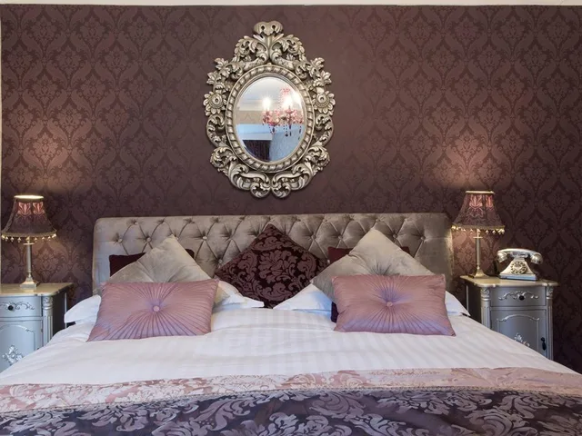 غرفة تنفيذية بسرير مزدوج بحوض جاكوزي، Maenan Abbey Hotel 1/1