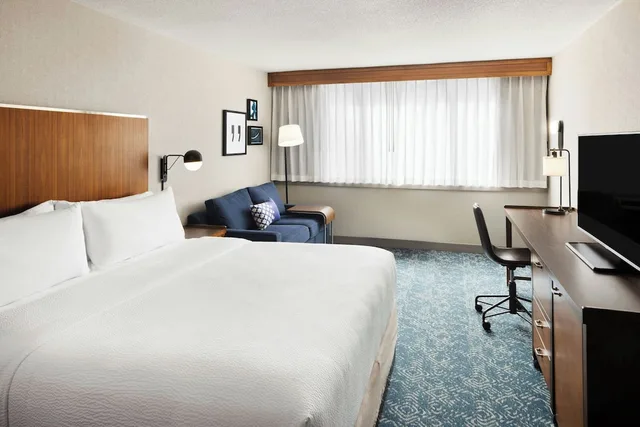 غرفة بسرير كينج مع أريكة لذوي الإعاقة، Four Points by Sheraton Halifax 1/8