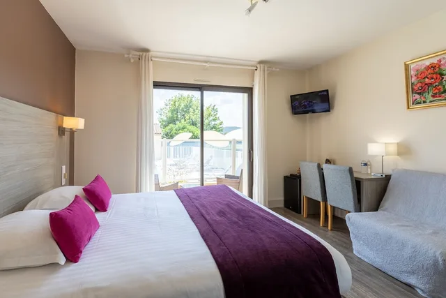 غرفة بسرير مزدوج بإطلالة على المسبح بشرفة، HOTEL L OUSTAL 2/9
