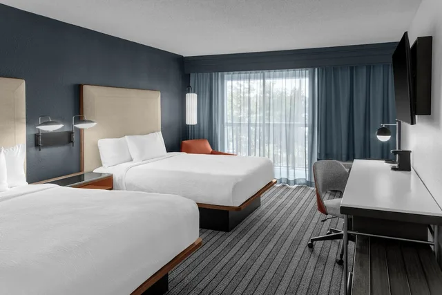 غرفة بسريرين كوين بشرفة، Courtyard by Marriott Flint Grand Blanc 1/3