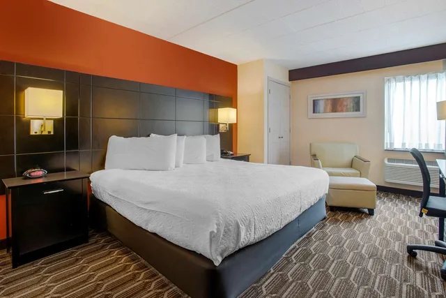 غرفة بسرير كينج، Best Western Plus Poconos Hotel 2/6