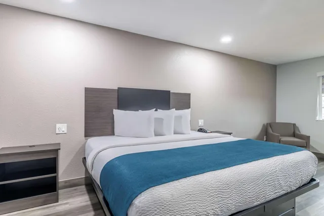 غرفة بسرير كينج، Motel6 Brenham, TX 4/5