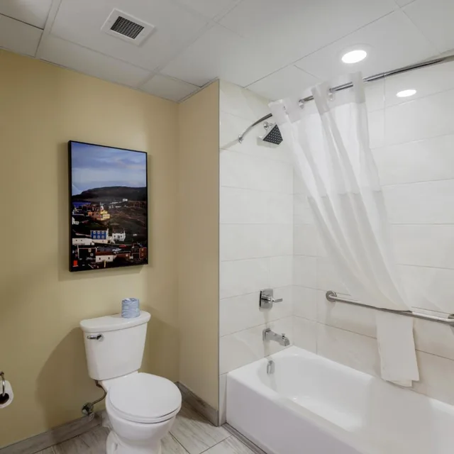 غرفة بسرير كينج وسريرين كوين بحوض استحمام، Best Western Plus St. John s Airport Hotel and Suites 9/10