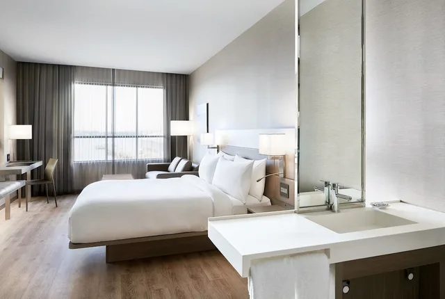 غرفة ديلوكس بسرير كينج بإطلالة على المدينة مع أريكة لذوي الإعاقة، Ac Hotel Portland Downtown Waterfront By Marriott 4/4