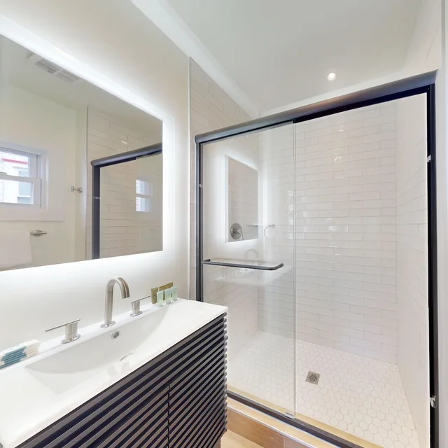 2 Bedrooms, Junior Suite, 2 Queen Beds, 2 Bathrooms، Ocean Breeze Hotel 4/5
