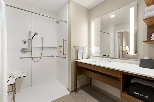 جناح بسرير كوين بغرفة نوم واحدة لذوي الإعاقة، Staybridge Suites Chicago Oakbrook Terrace 7/7