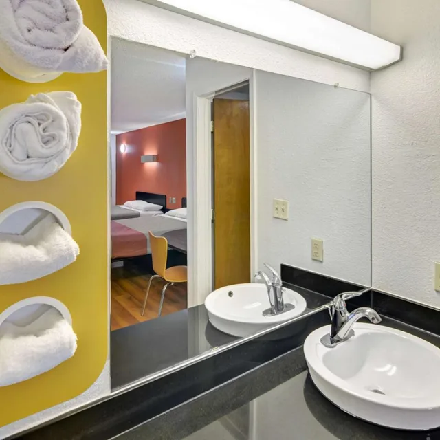 2 Queen Beds - Mobil Access Tub Nsmk Micfridg، Motel6 Lindale, TX 9/9
