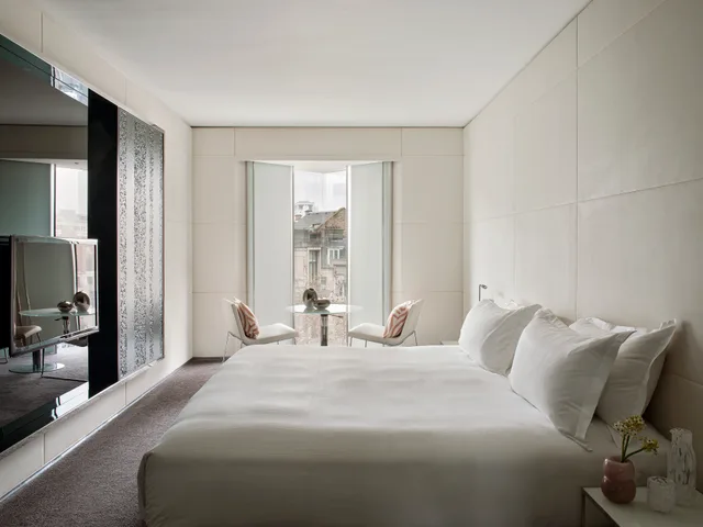 2 Bedrooms, Me, Superior, City View، Me London Hotel 2/5